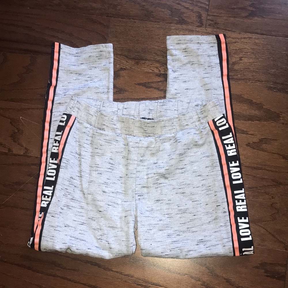 Love gray jogger pants in size XL